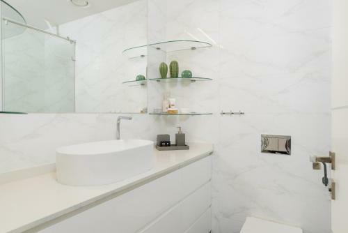 Beach Apartment Prime Location Terrace & Sea View