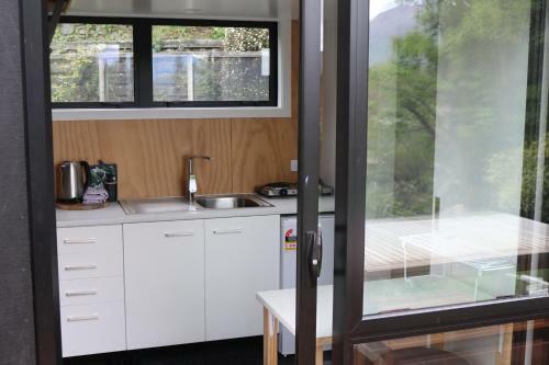 Tranquil Central Wanaka Tiny Home, Mountain Views & Spring Water
