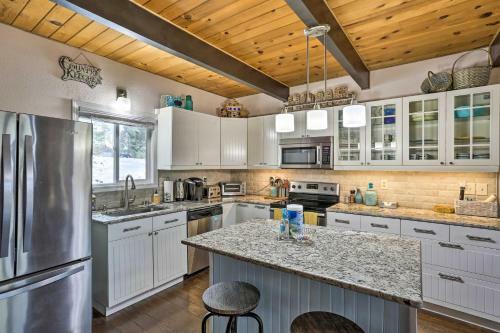 Lake Almanor Cabin With Deck, Less Than Half Mile To Beach!
