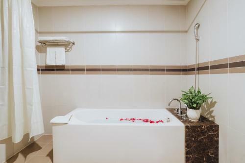 White Palace Thai Binh Hotel