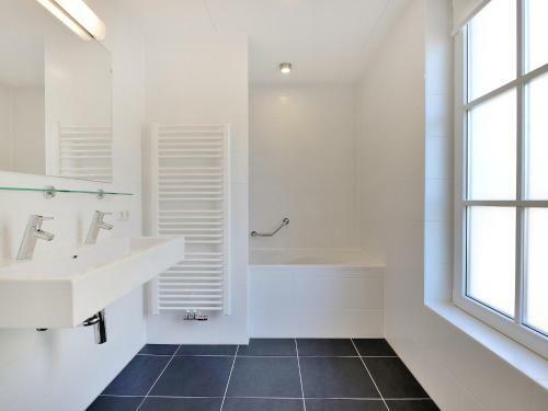 Holiday Home De Witte Raaf-2