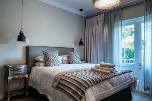 Hostal Royal Albert Suites