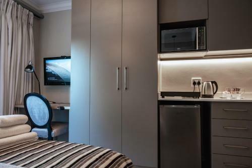 Hostal Royal Albert Suites