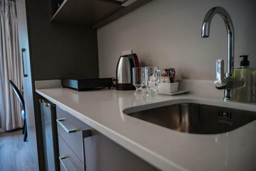 Hostal Royal Albert Suites