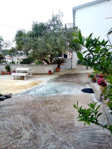Hostal Tilis Guesthouse