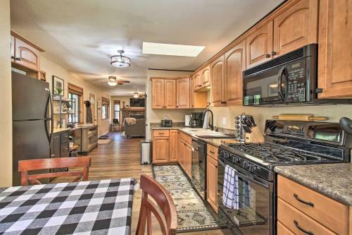 Bright Pinetop Cabin With Deck - Pet Friendly!