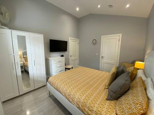Apartamento Adorable 2 Double Bedroom Suite W/ Parking