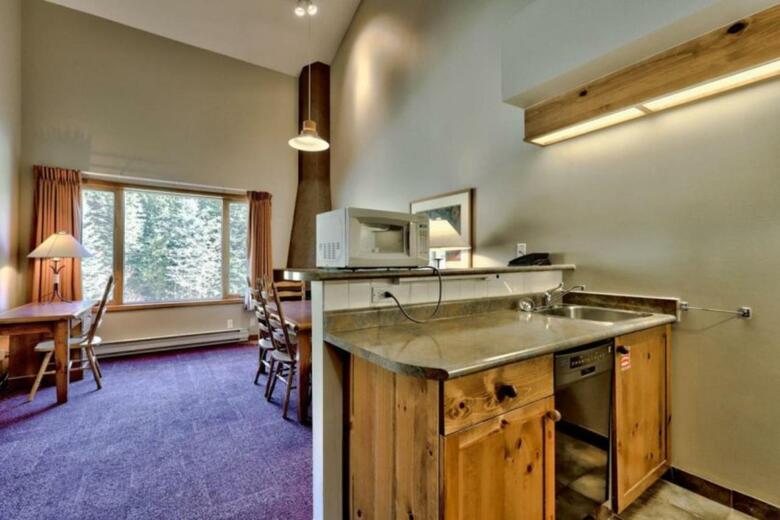 Nancy Greene's Cahilty Lodge - Hotel Room