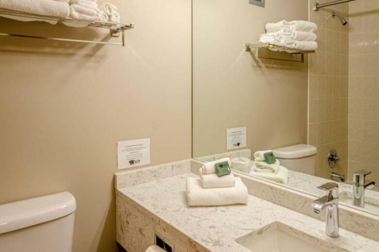 Nancy Greene's Cahilty Lodge - Hotel Room