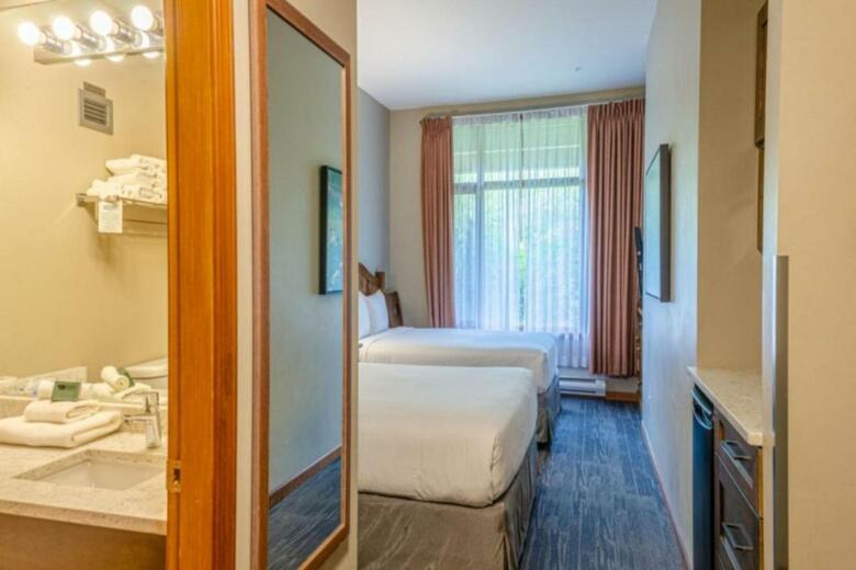 Nancy Greene's Cahilty Lodge - Hotel Room