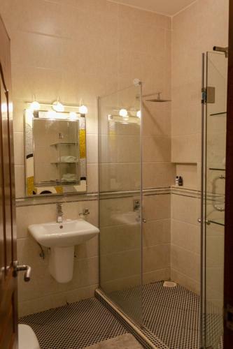 Nairobi Elegant 2-bedroom Apartment With Pool/gym