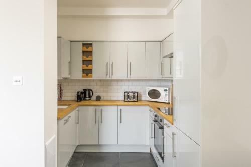 Georgian 3 Bed 3 Bath Central Apartment & Parking