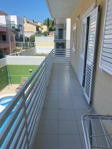 Sala de Estar / Jantar/ Dormir Em Moradia Com Piscina, Caxias