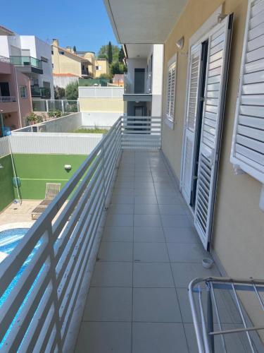 Sala de Estar / Jantar/ Dormir Em Moradia Com Piscina, Caxias