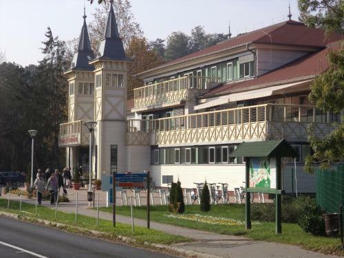 Kinga House