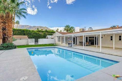 Desirable Home With Beautiful Pool