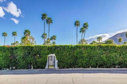 Desirable Home With Beautiful Pool