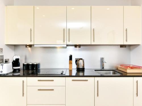 Pass The Keys Super Central Spacious 2 Bed Apartment With Parking
