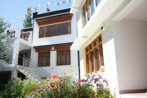 Hostal Serdung Guest House