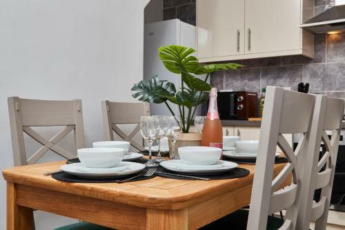 Gorgeous 2br House Wparking Sleeps6 By Purestay