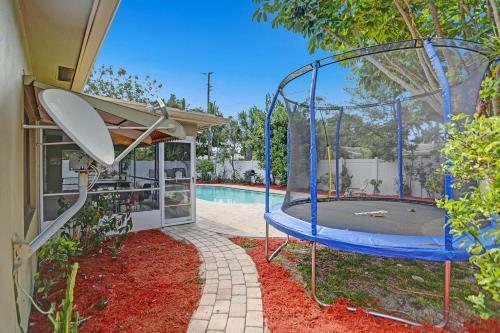 New Adorable Villa 7 Min To Beach Trampoline