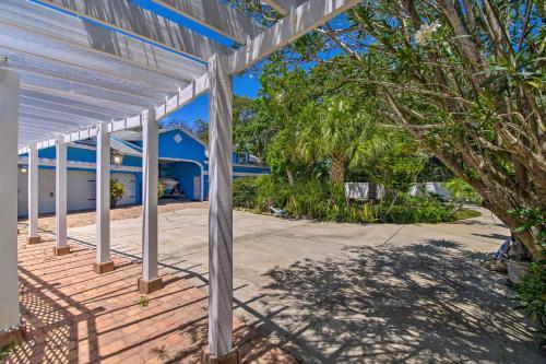 Waterfront Villa With Deck And Dolphin Watching!