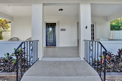 Villa Beach House W/ Heated Pool