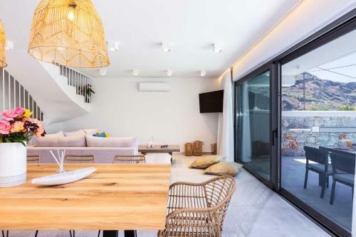 Villa Smili-naiades/3 Bedrooms, Luxury, Beachfront
