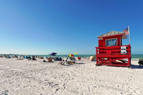 Short Walk To Beach, Roof Top Patio, Private