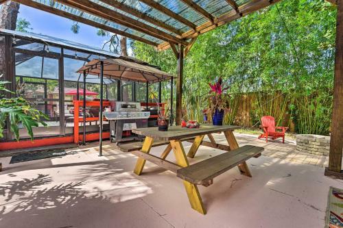 Oasis With 2 Stand-alone Casitas And Outdoor Bath