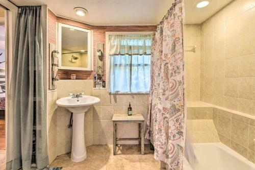 Oasis With 2 Stand-alone Casitas And Outdoor Bath