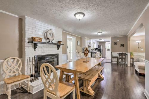 Douglasville Retreat With Deck, Dogs Welcome!