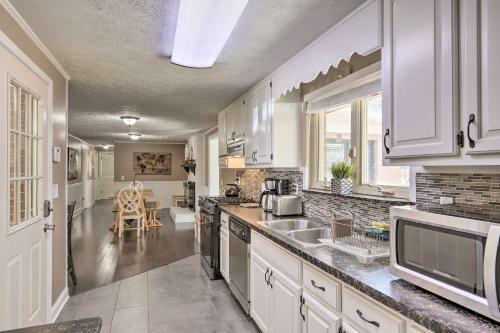 Douglasville Retreat With Deck, Dogs Welcome!