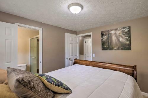 Douglasville Retreat With Deck, Dogs Welcome!