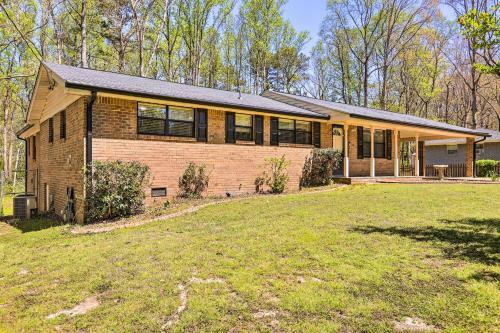 Douglasville Retreat With Deck, Dogs Welcome!