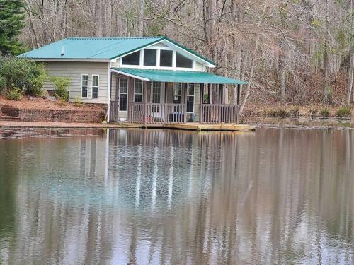 Peaceful Cabin On Private Pond, Close To Callaway.