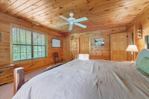 Elliotts Hideaway Adorable Cabin Fire Pit, Hot Tub, Deck, Pet Friendly, Wifi