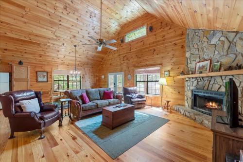 Elliotts Hideaway Adorable Cabin Fire Pit, Hot Tub, Deck, Pet Friendly, Wifi