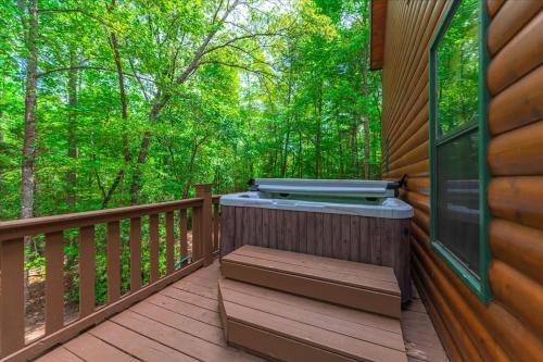 Elliotts Hideaway Adorable Cabin Fire Pit, Hot Tub, Deck, Pet Friendly, Wifi