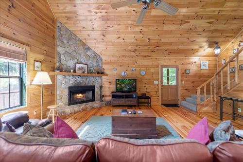 Elliotts Hideaway Adorable Cabin Fire Pit, Hot Tub, Deck, Pet Friendly, Wifi