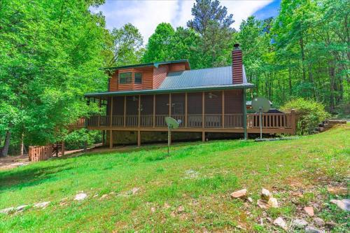 Elliotts Hideaway Adorable Cabin Fire Pit, Hot Tub, Deck, Pet Friendly, Wifi