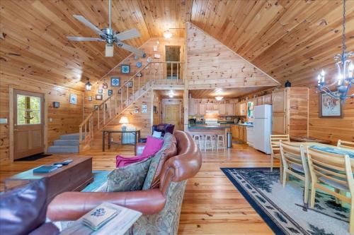 Elliotts Hideaway Adorable Cabin Fire Pit, Hot Tub, Deck, Pet Friendly, Wifi