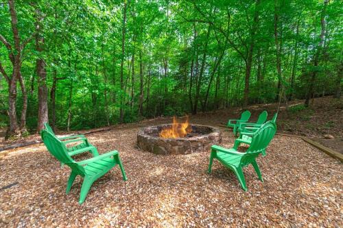 Elliotts Hideaway Adorable Cabin Fire Pit, Hot Tub, Deck, Pet Friendly, Wifi