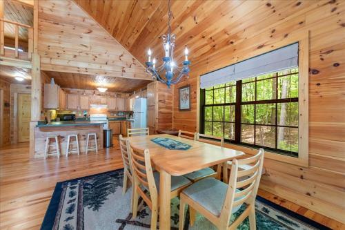 Elliotts Hideaway Adorable Cabin Fire Pit, Hot Tub, Deck, Pet Friendly, Wifi