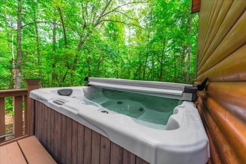 Elliotts Hideaway Adorable Cabin Fire Pit, Hot Tub, Deck, Pet Friendly, Wifi