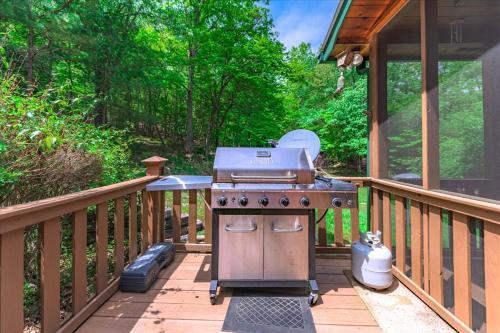 Elliotts Hideaway Adorable Cabin Fire Pit, Hot Tub, Deck, Pet Friendly, Wifi