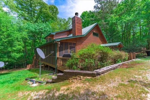 Elliotts Hideaway Adorable Cabin Fire Pit, Hot Tub, Deck, Pet Friendly, Wifi