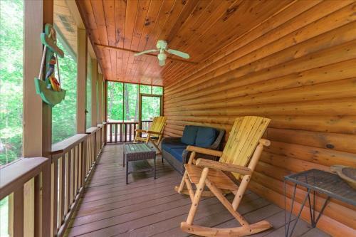 Elliotts Hideaway Adorable Cabin Fire Pit, Hot Tub, Deck, Pet Friendly, Wifi
