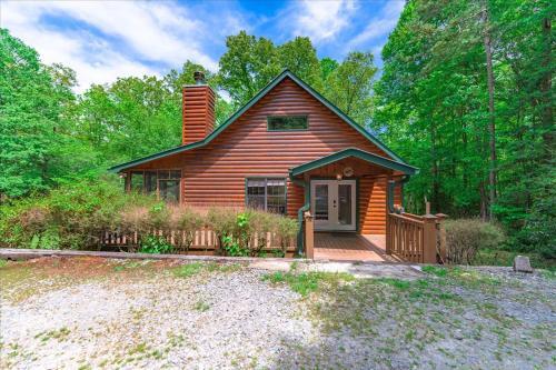 Elliotts Hideaway Adorable Cabin Fire Pit, Hot Tub, Deck, Pet Friendly, Wifi