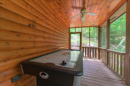 Elliotts Hideaway Adorable Cabin Fire Pit, Hot Tub, Deck, Pet Friendly, Wifi